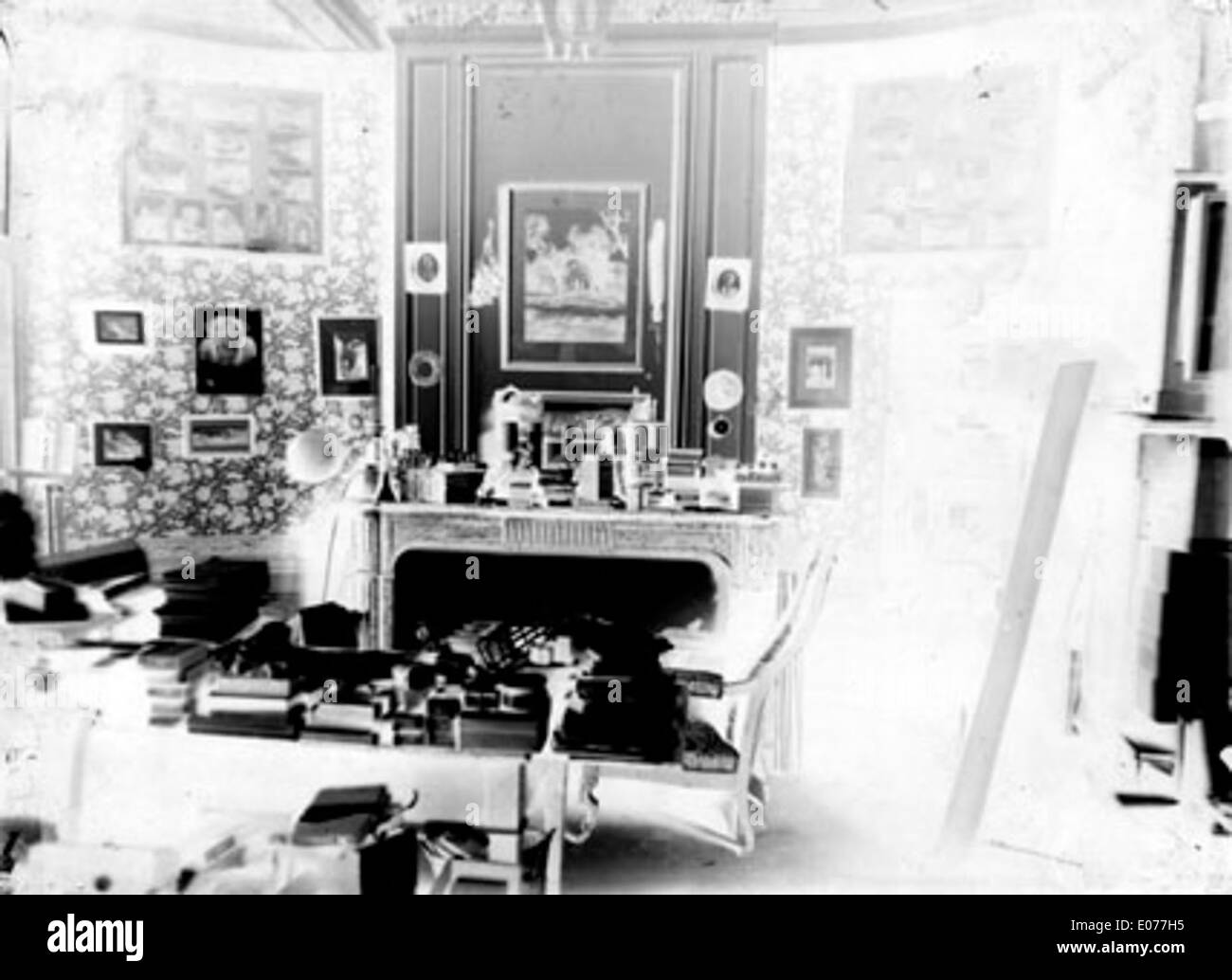 Ein Foto des Bureau d'Eugène Trutat, das die historische Umgebung des Büros widerspiegelt. Eugène Trutat, bekannt für seine Beiträge zum Studium der französischen Geographie, ist mit bedeutenden Kartierungs- und Dokumentationsarbeiten im 19. Jahrhundert verbunden. Stockfoto