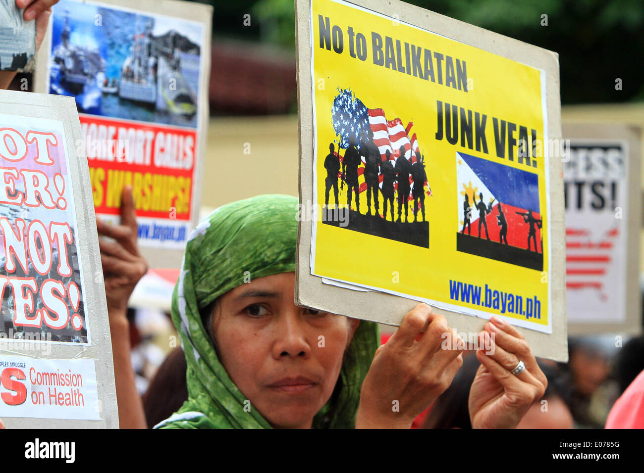 (140505)--QUEZON CITY, 5. Mai 2014 (Xinhua)--ein Aktivist hält ein Plakat während einer Protestkundgebung gegen die verbesserte Verteidigung Zusammenarbeit Vereinbarung (Wi) vor den Toren der Streitkräfte der Philippinen (AFP)-zentrale am Camp Aguinaldo in Quezon City, Philippinen, 5. Mai 2014. Die Aktivisten verurteilen die Wi, wobei die USA haben eine erhöhte Drehzahl Präsenz auf den Philippinen und haben besseren Zugang zu Häfen, Flugplätze und Militärbasen des Landes. Die Demonstranten auch protestieren das Balikatan 2014, wo eine geschätzte 3.000 Filipino gegen Stockfoto