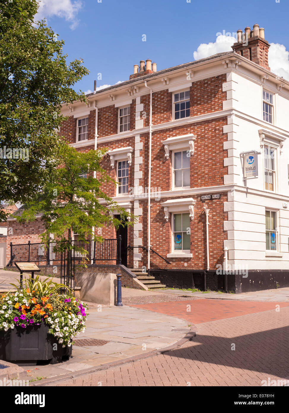 Altes Gebäude mit reich verzierten Fassade im flämischen verklebt rote Mauerwerk mit leichten Header, High Street Dental Care, Melton Mowbray. Stockfoto