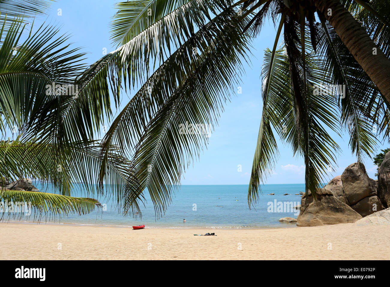 Landschaft am Strand auf einem Hintergrund des blauen Himmels und Häuser Stockfoto