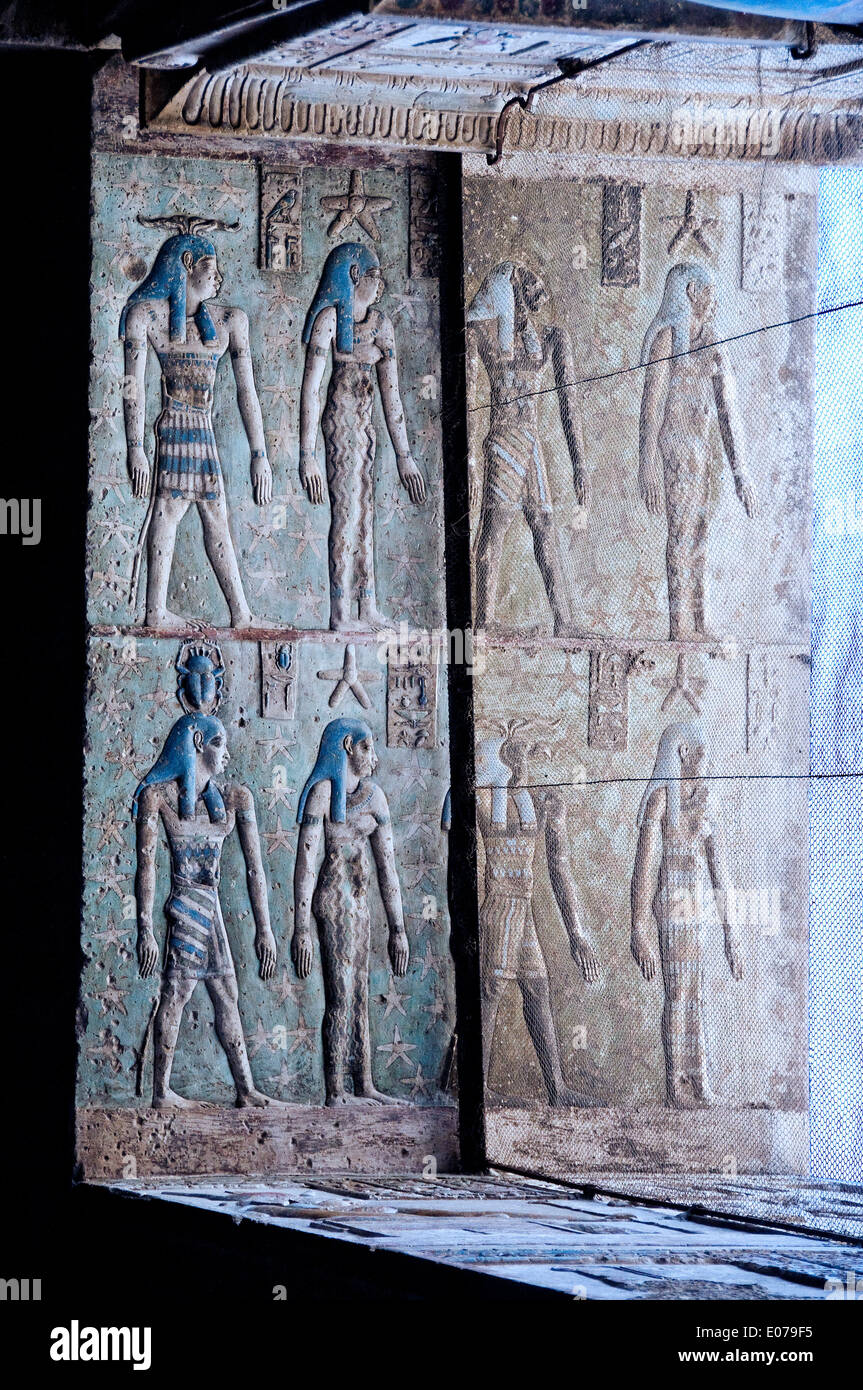 Ägypten, Dendera, ptolemäischen Tempel der Göttin Hathor.Painted Schnitzereien an der Decke. Stockfoto
