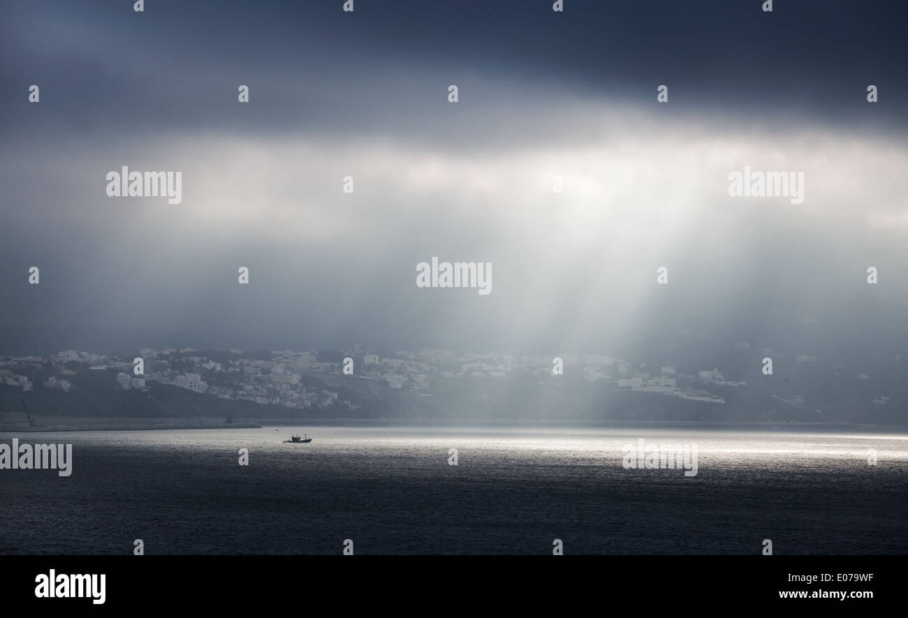 Sonnenlicht geht durch stürmischen Wolken. Tanger, Marokko Stockfoto