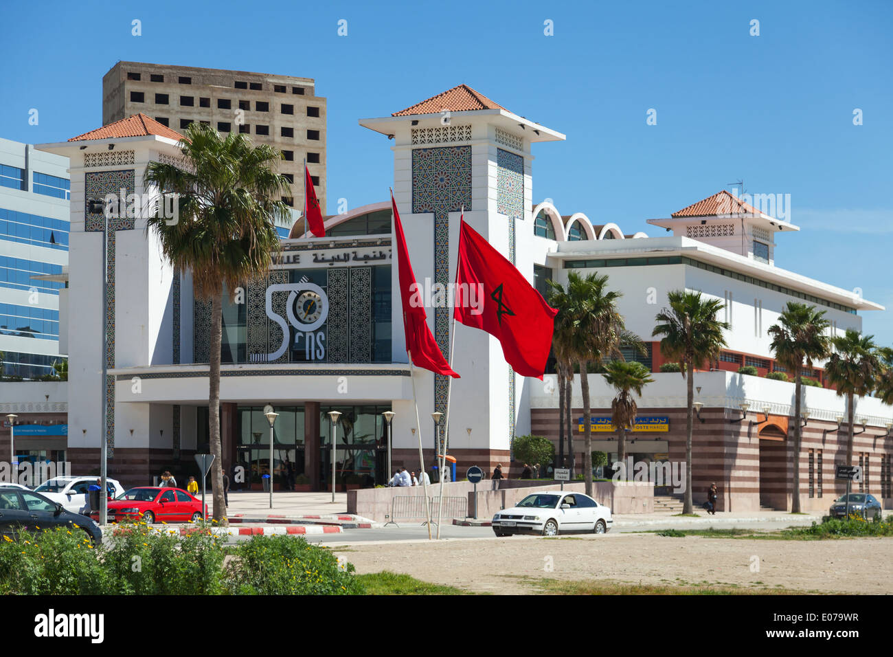 Tanger, Marokko - 23. März 2014: Zentralbahnhof Gebäude Fassade mit Nationalflaggen Stockfoto