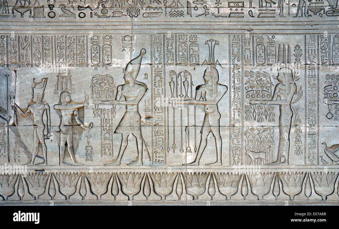Ägypten, Dendera, ptolemäischen Tempel der Göttin Hathor.Carvings an Außenwand. Stockfoto