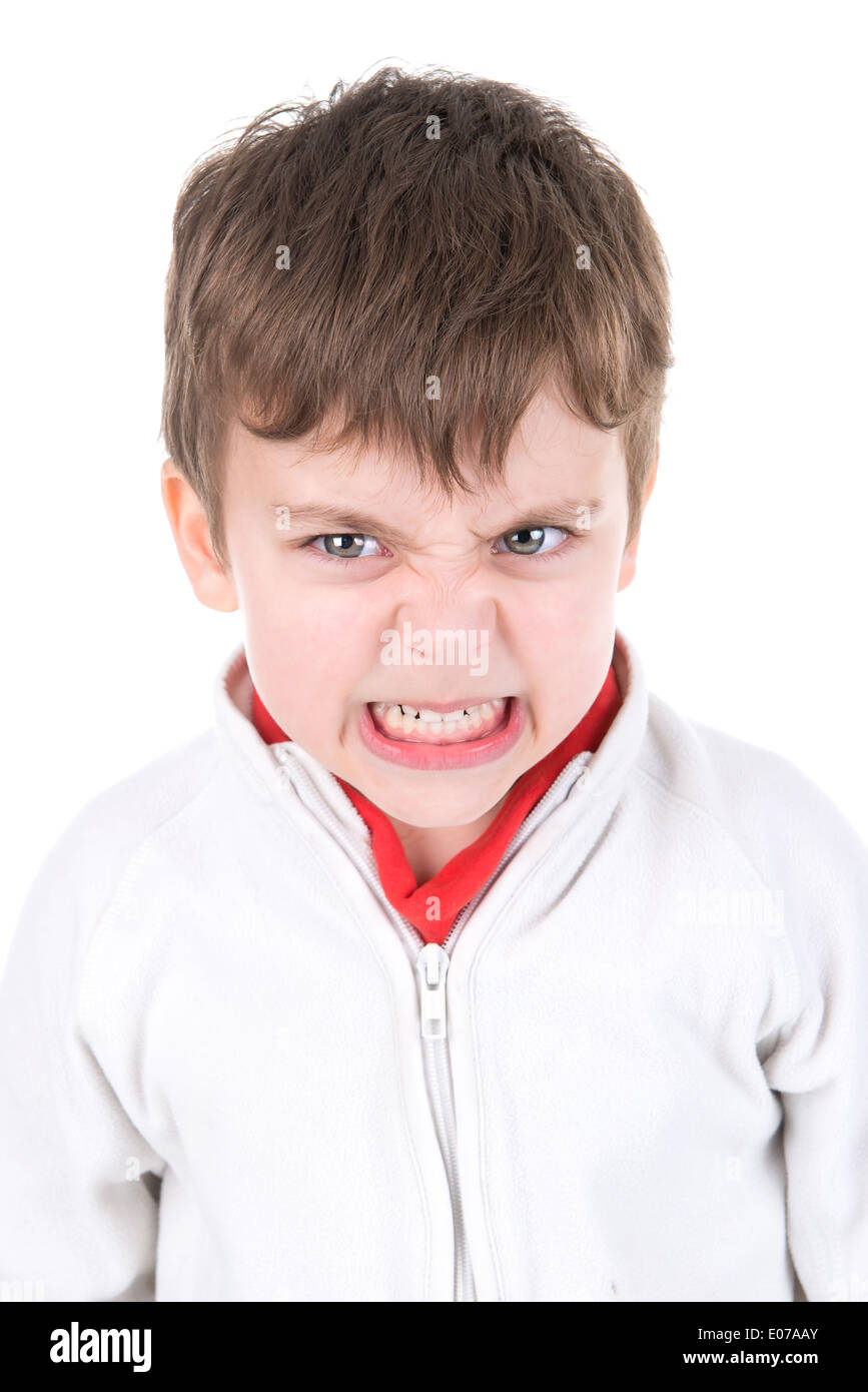 Kleiner Junge Grimassen isoliert in weiß Stockfoto