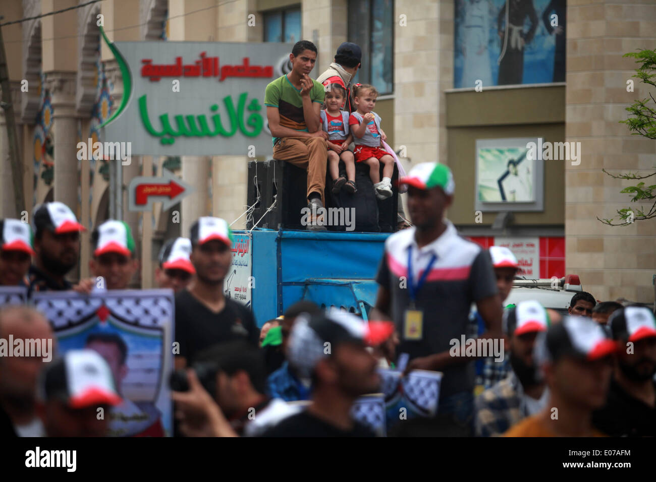 Gaza, Palästinensische Gebiete. 5. Mai 2014. Palästinenser nehmen Teil an einer Protestkundgebung vor dem Büro des Roten Kreuzes, am 5. Mai 2014 forderten die Freilassung ihrer Angehörigen in israelischen Gefängnissen gefangen gehalten. Bildnachweis: Majdi Fathi/NurPhoto/ZUMAPRESS.com/Alamy Live-Nachrichten Stockfoto