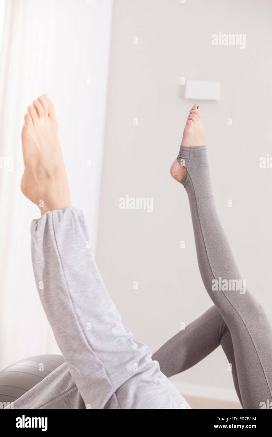 Zwei Frauen, die Pilates Übung, Füße hoch Stockfoto