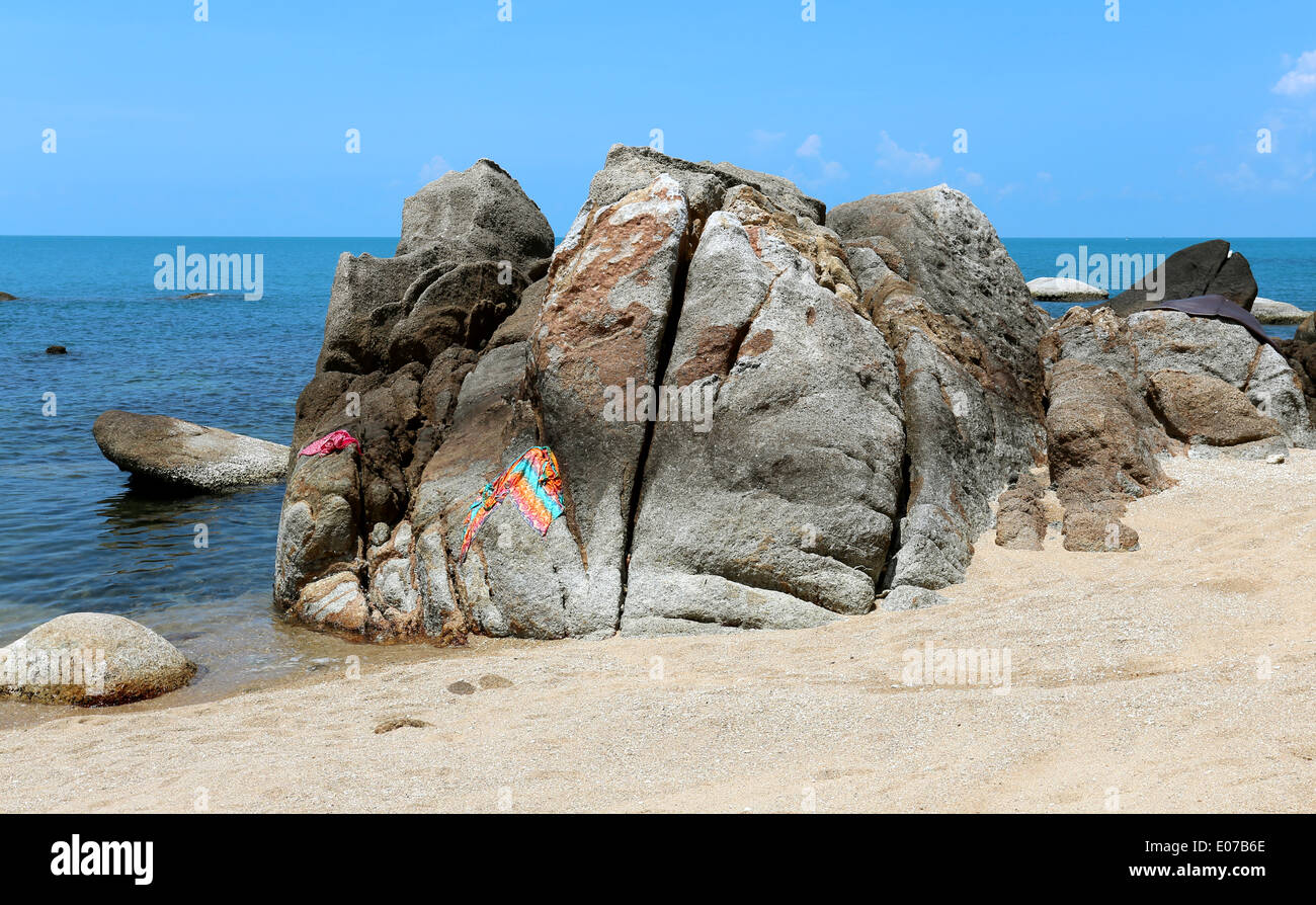 Steinen am Strand am Meer auf einem Hintergrund des blauen Himmels Stockfoto