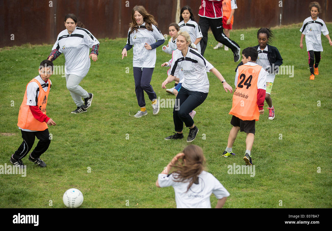 German Family Minister Manuela Schwesig (C) spielt Fußball mit Kindern des SOS Kinderdorfs anlässlich des Tages der Kinder-Fußball in Berlin, Deutschland, 5. Mai 2014. Die Kinder-Fußball-Tage sind eines der größten Fußball soziale Projekte in Deutschland. Mehr als 5.000 Kinder sollen jedes Jahr an dem Projekt beteiligen. Die bundesweiten Fußball-Tage sind im Kinder Dörfer, soziale Einrichtungen und Schulen statt. Foto: HANNIBAL / Dpa/Lbn Stockfoto