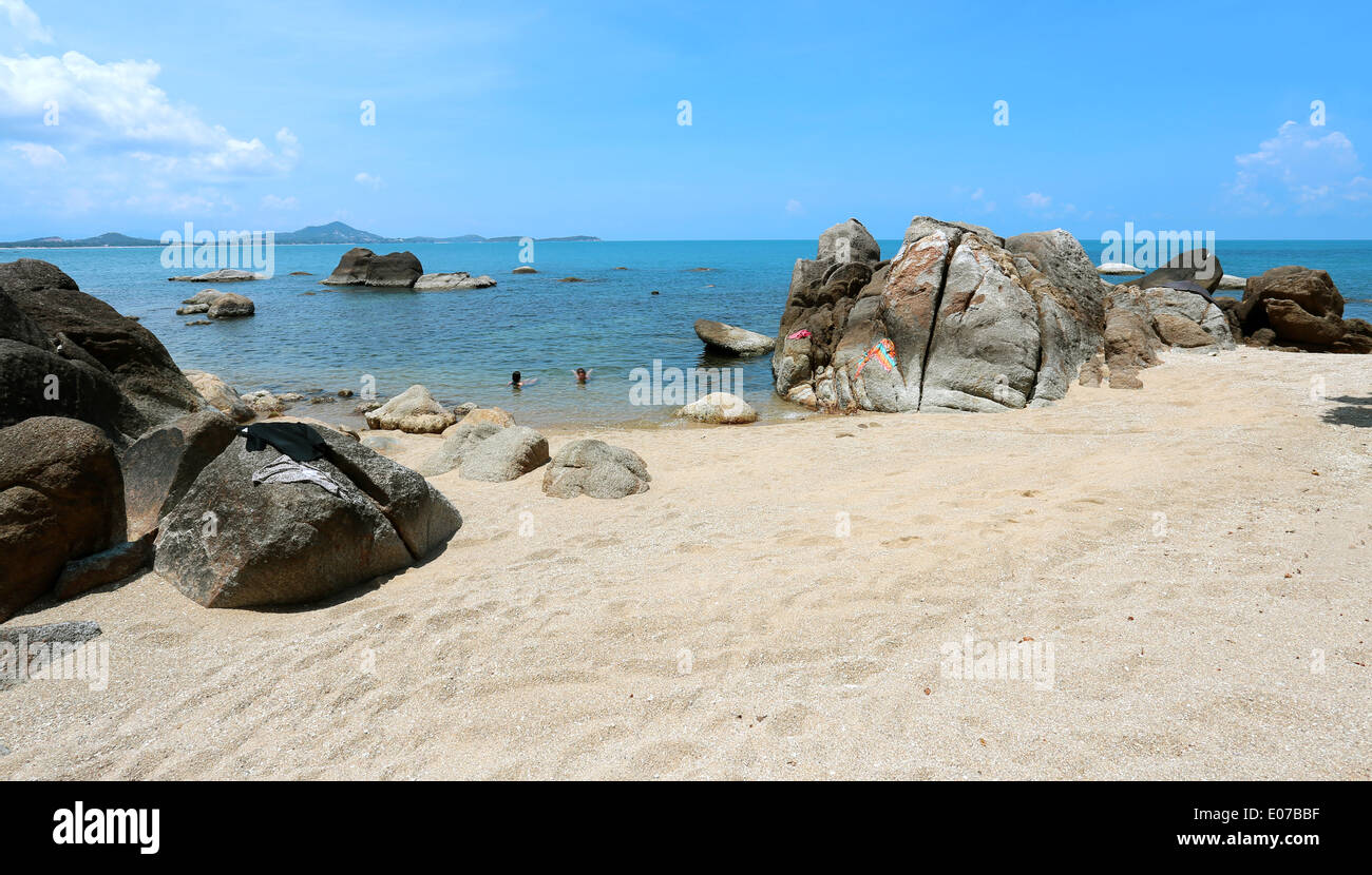 Steinen am Strand am Meer auf einem Hintergrund des blauen Himmels Stockfoto