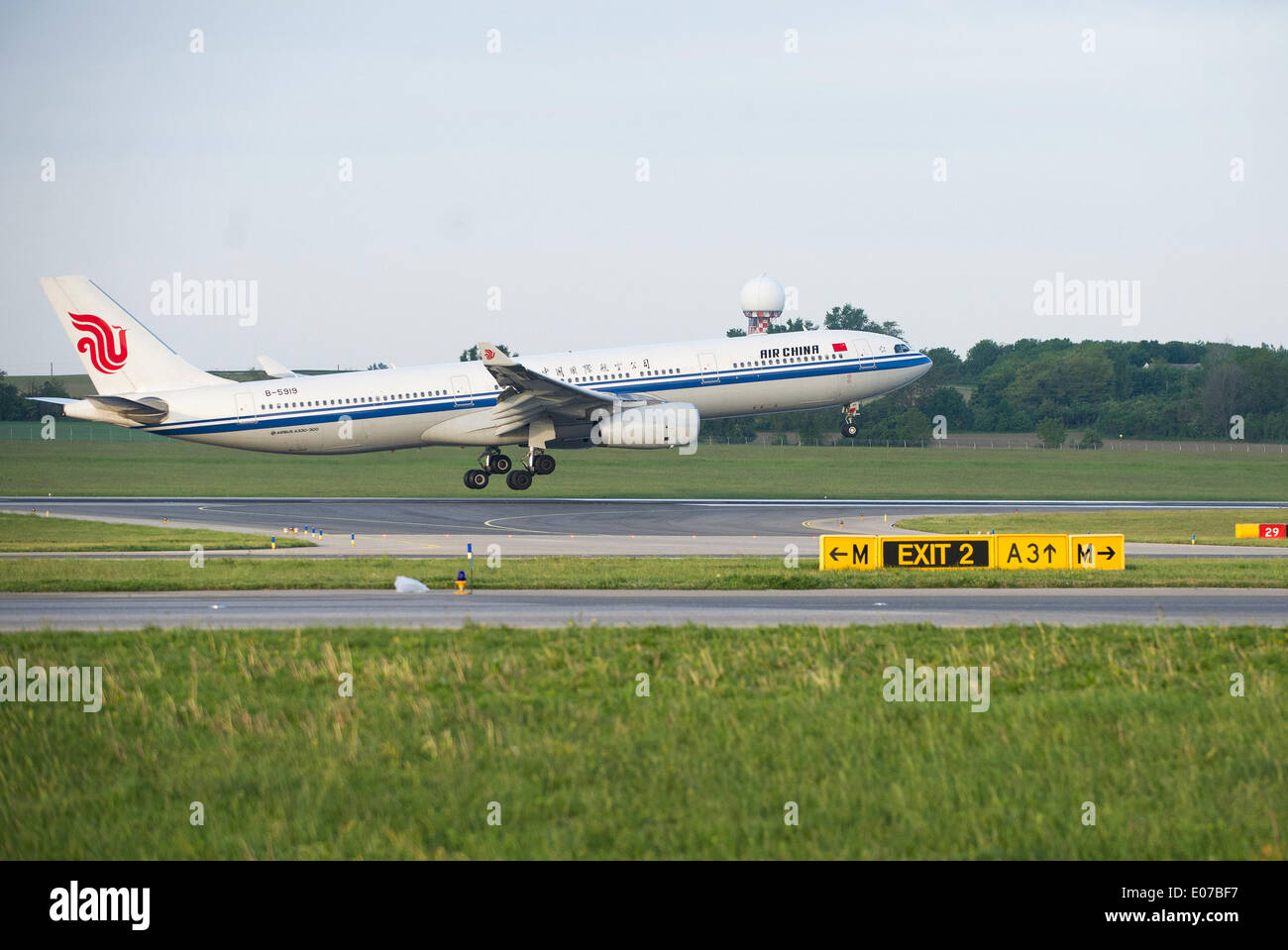 Wien. 5. Mai 2014. Air China Flug CA841 kommt am internationalen Flughafen Wien 5. Mai 2014. Air China am Montag beendet erfolgreich die erste Reise Flug CA841, eine neue Strecke von Peking nach Barcelona über Wien. © Qian Yi/Xinhua/Alamy Live-Nachrichten Stockfoto