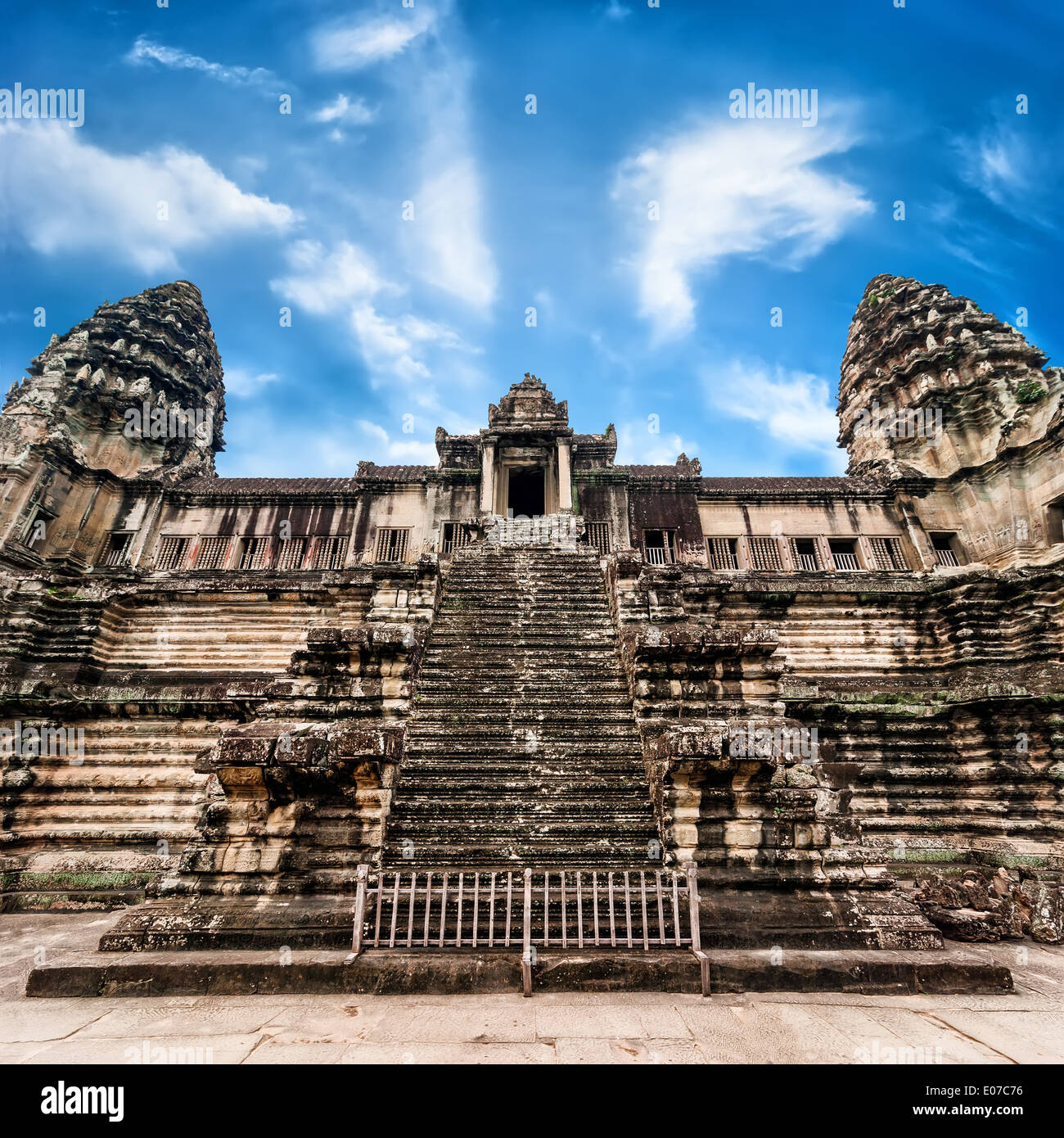 Alten Khmer-Architektur. Angkor Wat Tempel unter blauem Himmel, Reap, Kambodscha Stockfoto