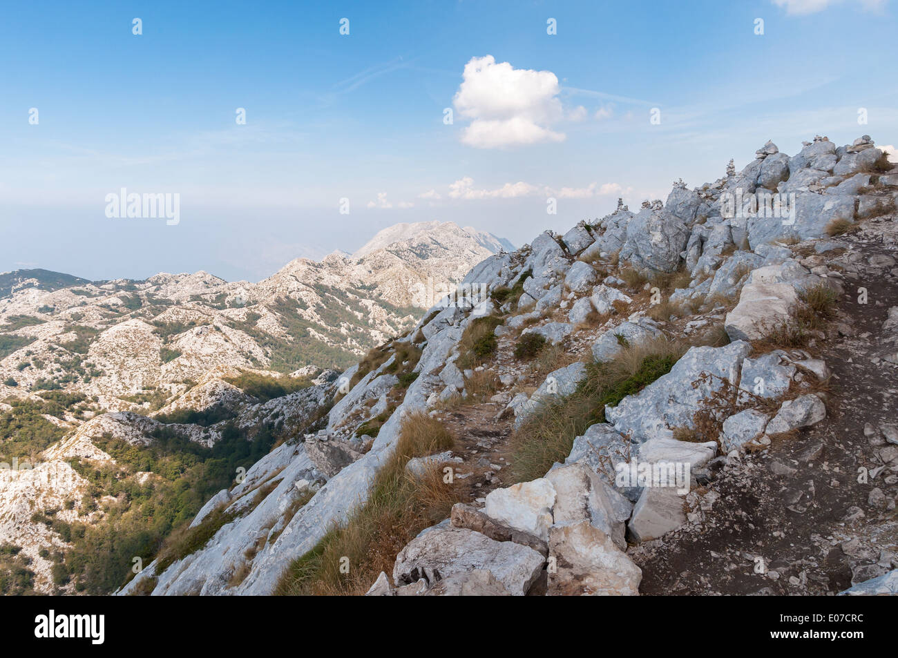 Stapel der Felsen auf dem Gipfel des Biokovo-Gebirge in Kroatien Stockfoto