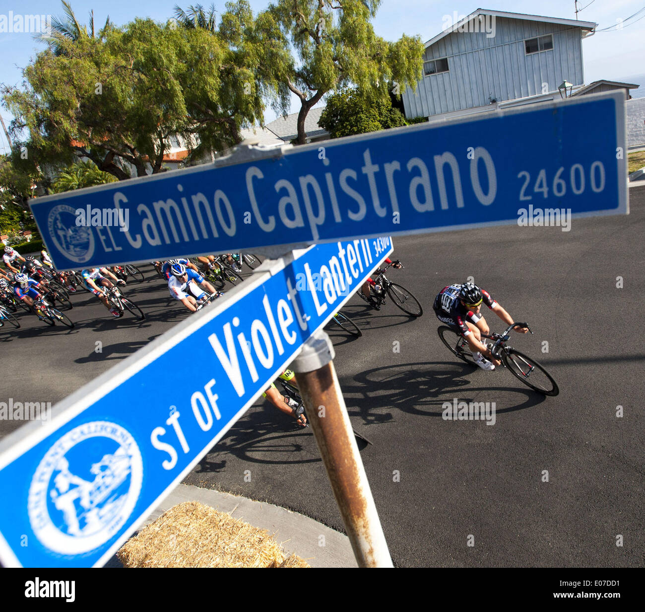 Dana Point, Kalifornien, USA. 4. Mai 2014. Herren Pro Rider führen in drei zwei früh im Rennen am Sonntag. 8. jährliche 2014 Dana Punkt Grand Prix Of Cycling, ein eintägiges klassische laufen zu Ehren des ehemaligen US-Marine, die späten John Johnson starb an Mesotheliom, lief sonntags den ganzen Tag in Dana Point. Die geschlossene Kurs, als eine Schaltung und bekannt als ein Kriterium vorgestellten Rennen für alle Altersgruppen und Fähigkeiten, einschließlich Kinder und die allgemeine Öffentlichkeit. Die Männer pro Race, geplant als das letzte Ereignis des Tages, kennzeichnete eine Geldbörse von 15.000 US-Dollar. In den letzten 8 Jahren hat die Stadt Dana Point erlaubt die Stockfoto