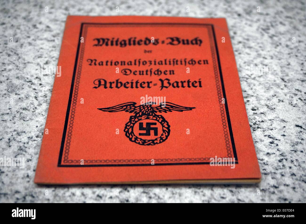 Berlin, Deutschland. 03. November 2013. Im Deutschen Historischen Museum unter den Linden im Berliner Stadtteil Mitte am 03. November 2013 wird eine Mitgliedskarte der Nazipartei ausgestellt. Fotoarchiv für Zeitgeschichte - KEIN KABELDIENST -/dpa/Alamy Live News Stockfoto