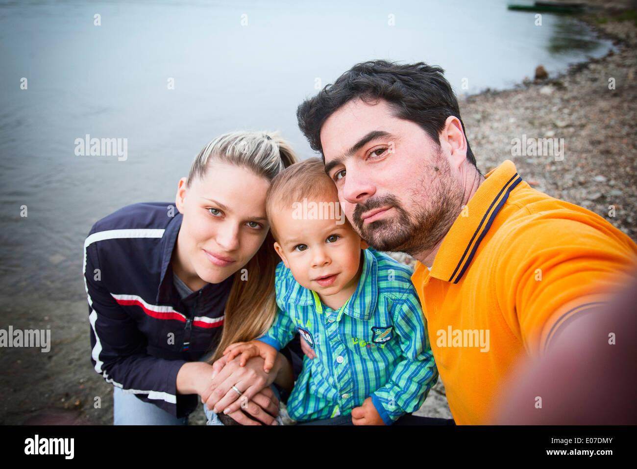 Porträt der Familie mit Kleinkind Jungen, Österreich Stockfoto