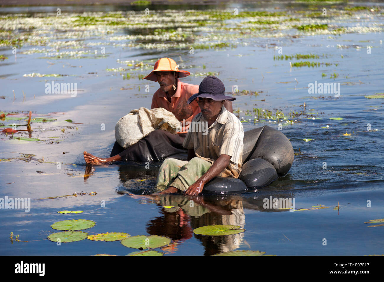 Zwei unorthodoxe Fischer in einem kleinen See in der Nähe von Dambulla, Sri Lanka 6 paddeln Stockfoto