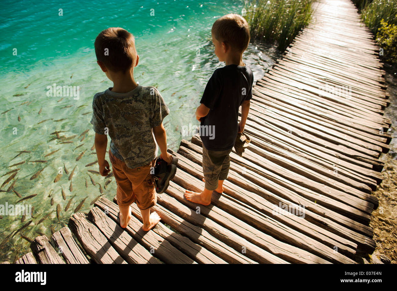 Zwei jungen stehen auf Holz Promenade, Plitvicer Seen, Kroatien Stockfoto