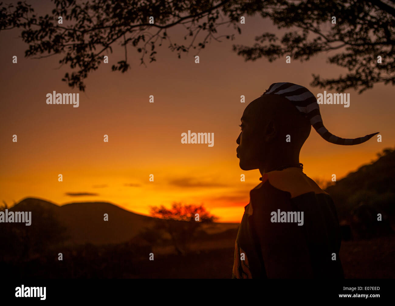 Himba-Mann Silhouette im Sonnenuntergang, Epupa, Namibia Stockfoto