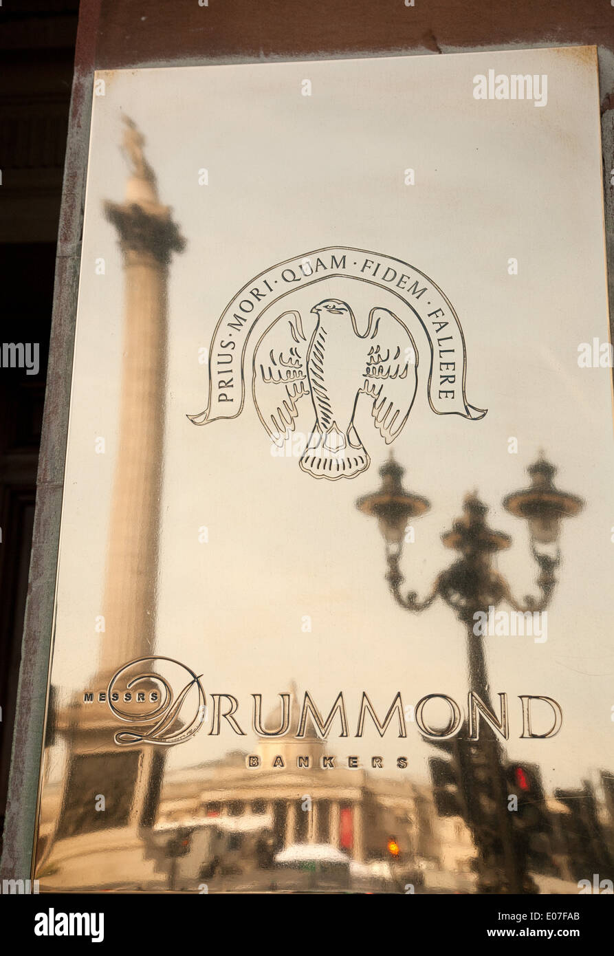 Das Zeichen des Richmond Merchant Bank auf dem Trafalgar Square Stockfoto
