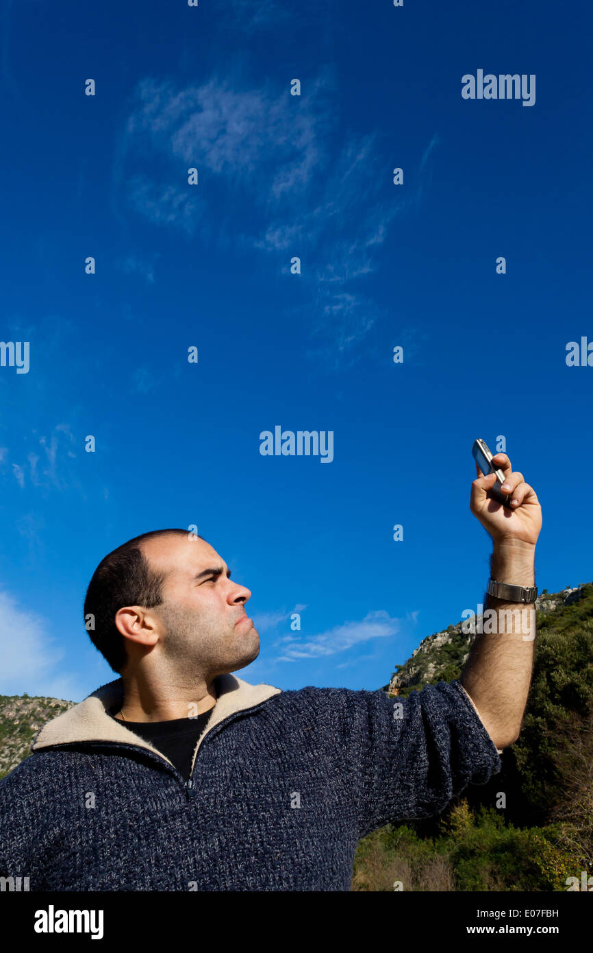 Ein junger Mann immer kein Signal auf seinem Handy unzufrieden Stockfoto