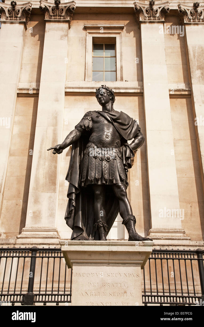 London, England, Vereinigtes Königreich. Statue (von Grindling Gibbons, 1868) von König James II (1633-1701) auf dem Trafalgar Square. Stockfoto