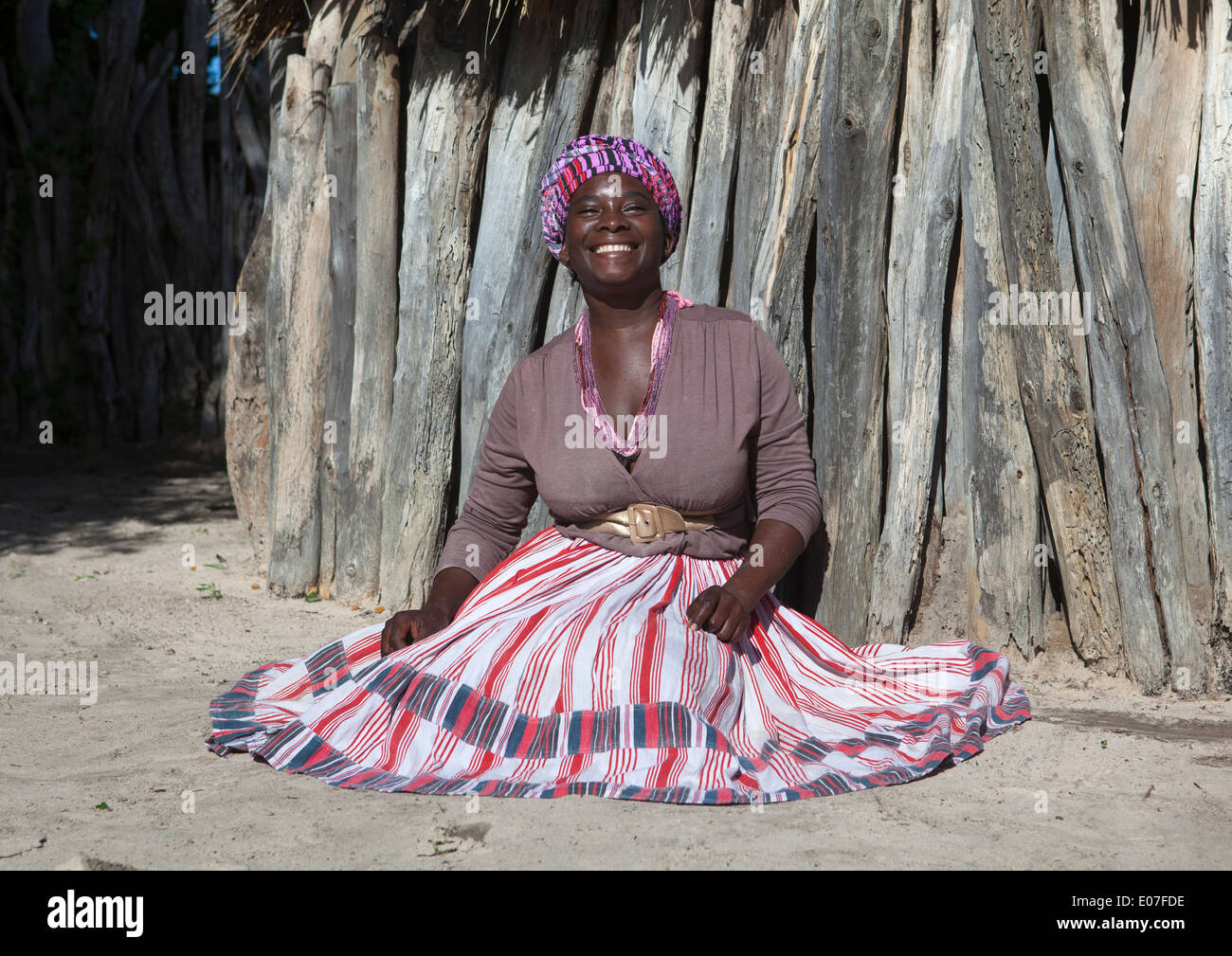 Ovambo Frau mit traditionnellen Kleidung, Ondangwa, Namibia Stockfoto