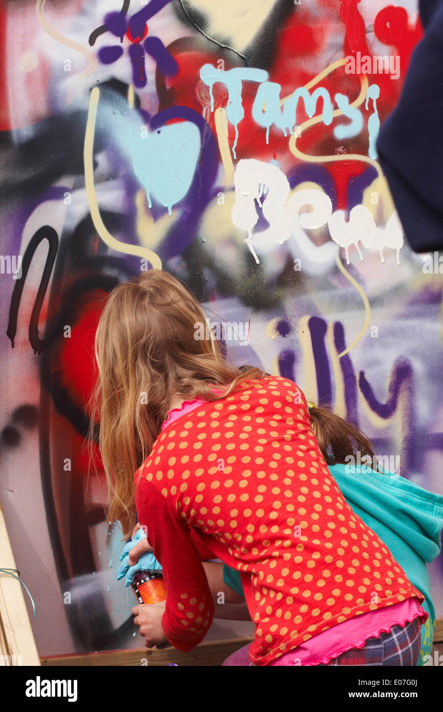 Poole, Dorset, UK. 5. Mai 2014. Poole Street Arts Festival auf dem Kai feiert Maifeiertag Feiertag. Kundenansturm, um Unterhaltung und feiern zu beobachten. Rotschwanzboa Studios fördert die Teilnahme von Jugendlichen an der Gestaltung eines Wandbildes Graffiti auf Brettern. Bildnachweis: Carolyn Jenkins/Alamy Live-Nachrichten Stockfoto