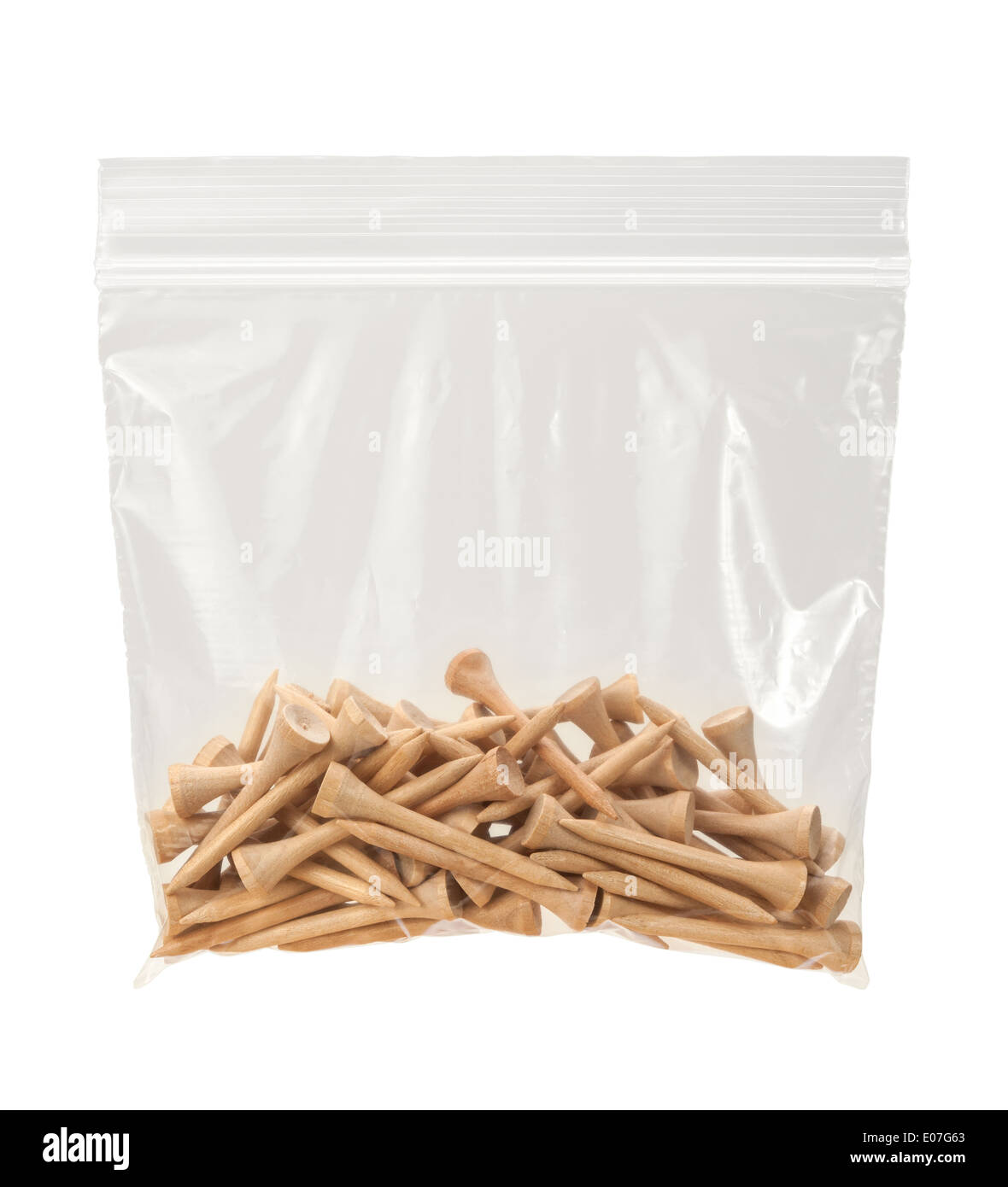 Hölzerne Golf-Tees in einer Plastiktüte, isoliert auf weiss. Stockfoto