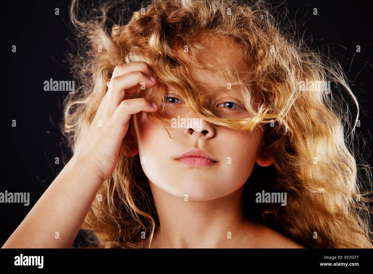 hübsches kleines Mädchen mit windigen Haar. Modefoto Stockfoto