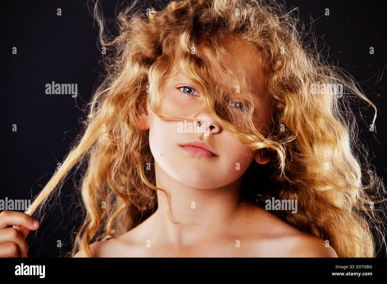 Porträt von hübsches kleines Mädchen mit windigen Haar. Modefoto Stockfoto