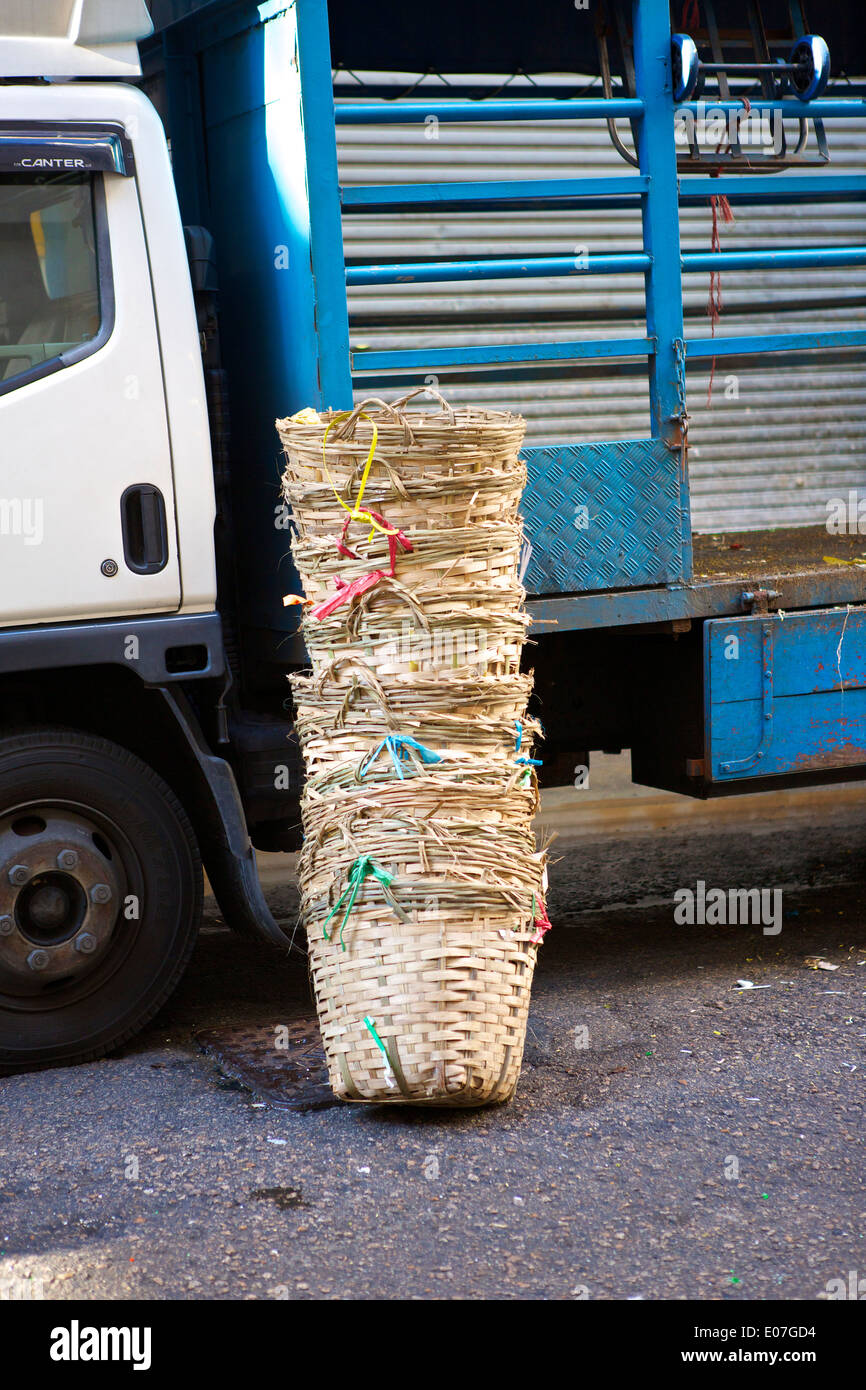 Markt-Körbe, Stapel von Weidenkörben auf dem Bowrington Markt. Hong Kong. Stockfoto
