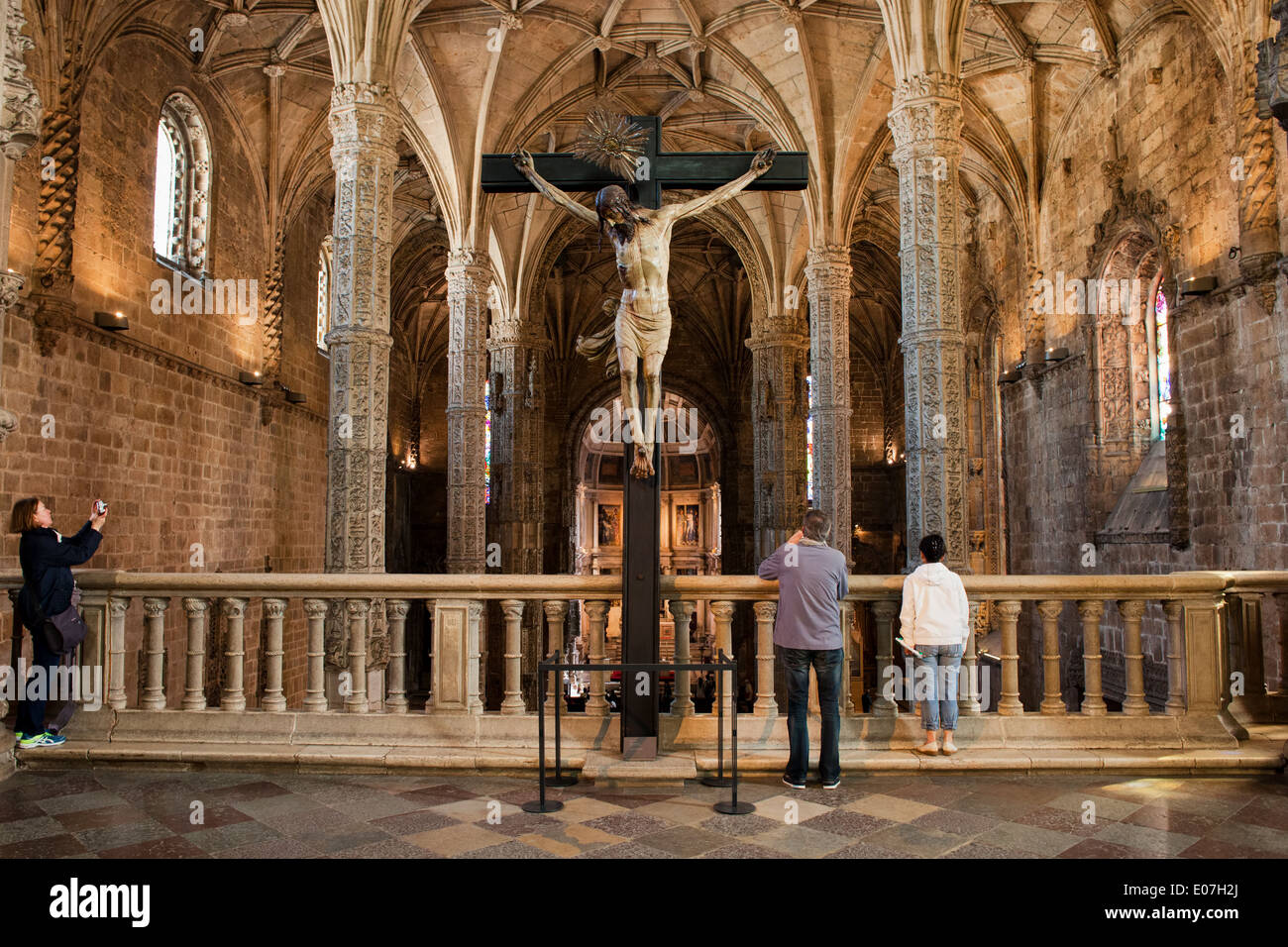 Jesus am Kreuz Skulptur, obere Galerie in Jeronimos Kloster Kirche von Santa Maria in Lissabon, Portugal. Stockfoto