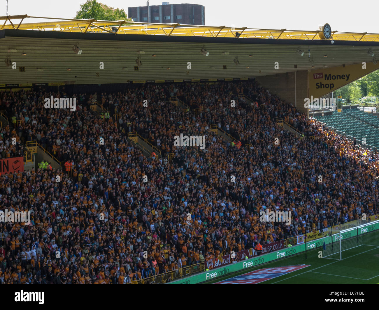 Jack Harris Stand voller Zuschauer im Molineux Stadium Heimat der Wolverhampton Wanderers Football Club Stockfoto