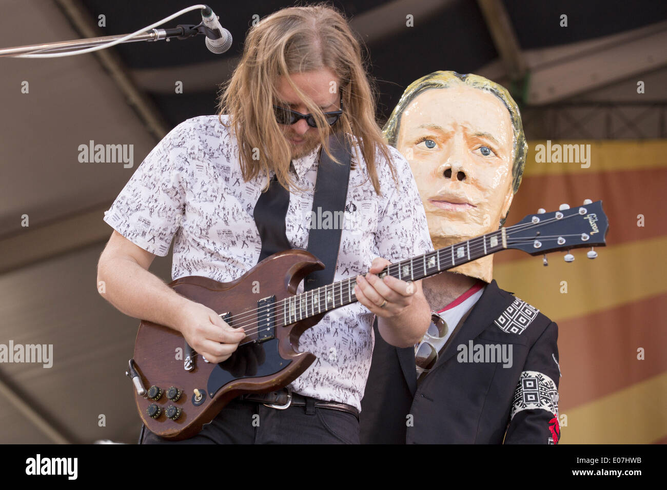 New Orleans, Louisiana, USA. 4. Mai 2014. TIM KINGSBURY von Arcade Fire tritt beim New Orleans Jazz Fest in New Orleans, Louisiana © Daniel DeSlover/ZUMAPRESS.com/Alamy Live-Nachrichten Stockfoto