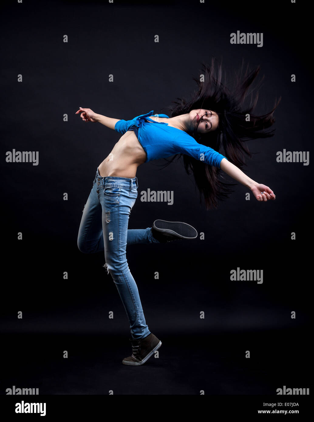 Junge schöne Tänzerin posiert auf Studio-Hintergrund Stockfoto