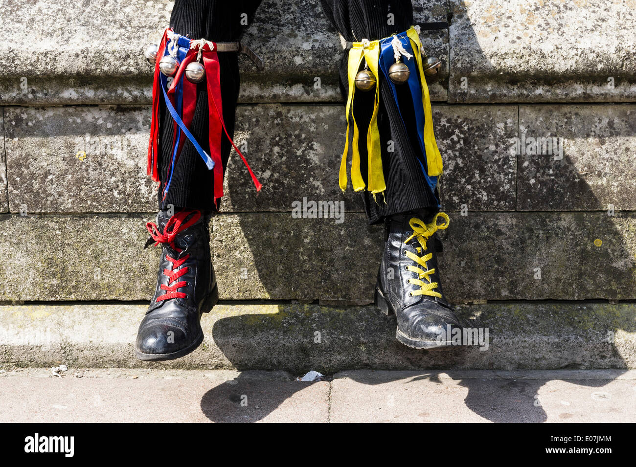 Rochester, Kent, UK. 5. Mai 2014. Die traditionelle Bein Dekorationen und Glocken von Morris Dancers beim fegt Festival in Rochester, Kent, UK getragen.    Fotograf: Gordon Scammell/Alamy Live-Nachrichten Stockfoto