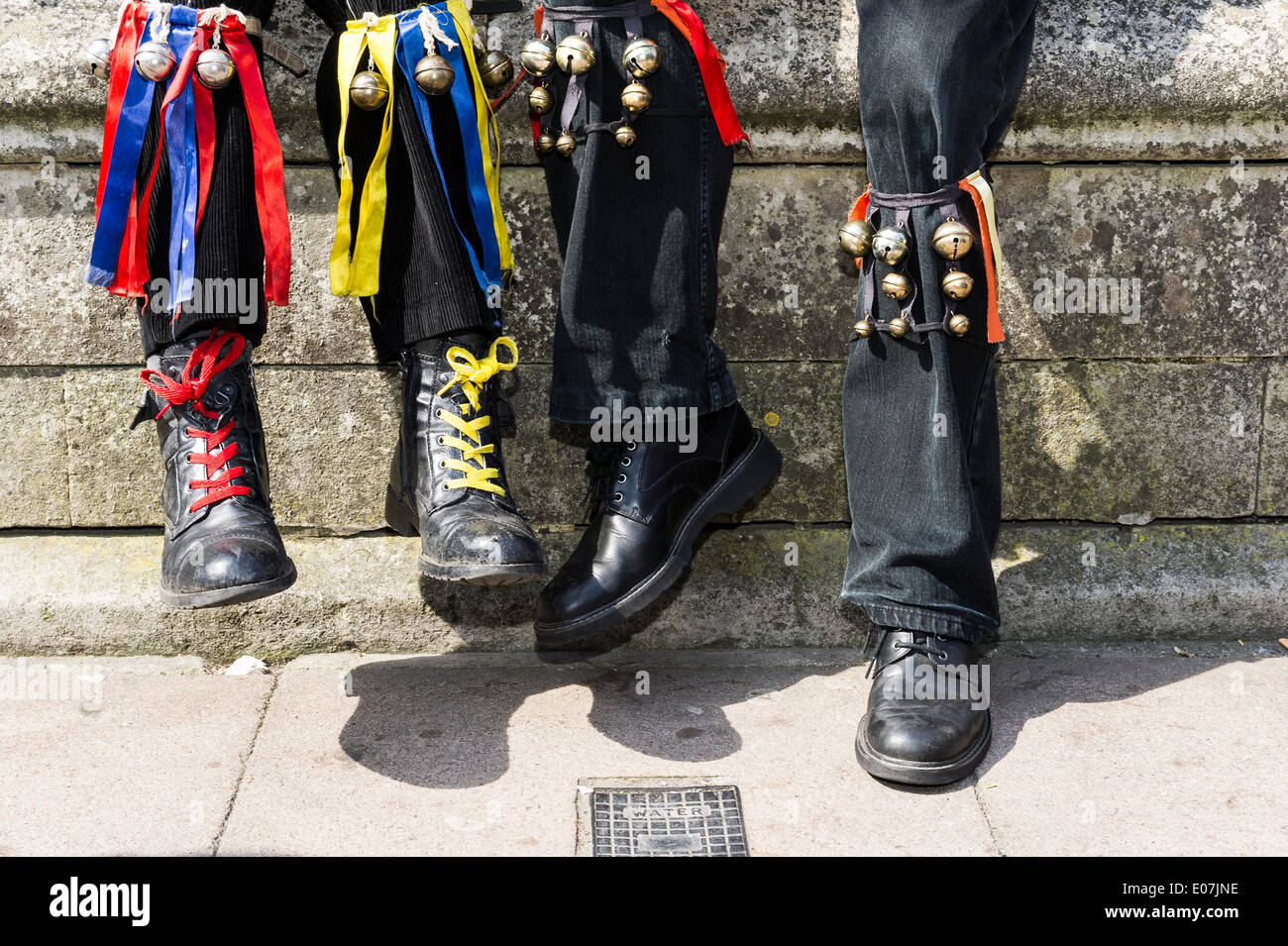 5. Mai 2014. Rochester, Kent.  Die traditionelle Bein Dekorationen und Glocken von Morris Dancers beim fegt Festival in Rochester, Kent, UK getragen.  Fotograf: Gordon Scammell/Alamy Live-Nachrichten Stockfoto