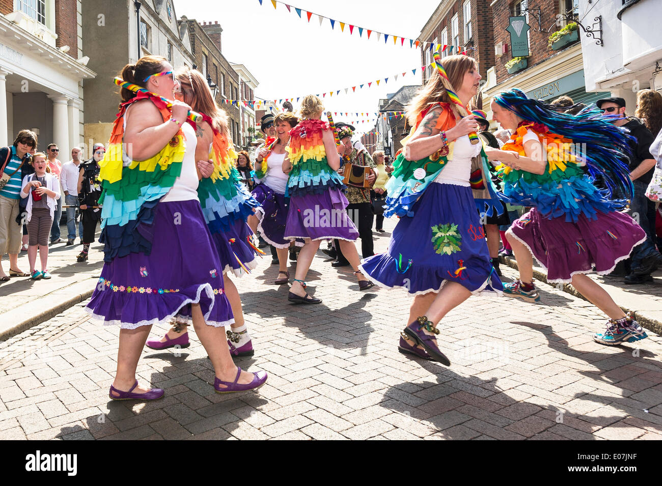 Rochester, Kent, Großbritannien. 5.. Mai 2014. The Morris Side, Loose Women tanzt beim Sweeps Festival in Rochester, Kent, Großbritannien. Fotograf: Gordon Scammell/Alamy Live News Stockfoto