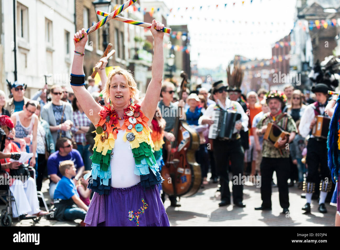 Rochester, Kent, UK. 5. Mai 2014. Das Morris Team Loose Women führen beim fegt Festival in Rochester, Kent, UK.  Fotograf: Gordon Scammell/Alamy Live-Nachrichten Stockfoto