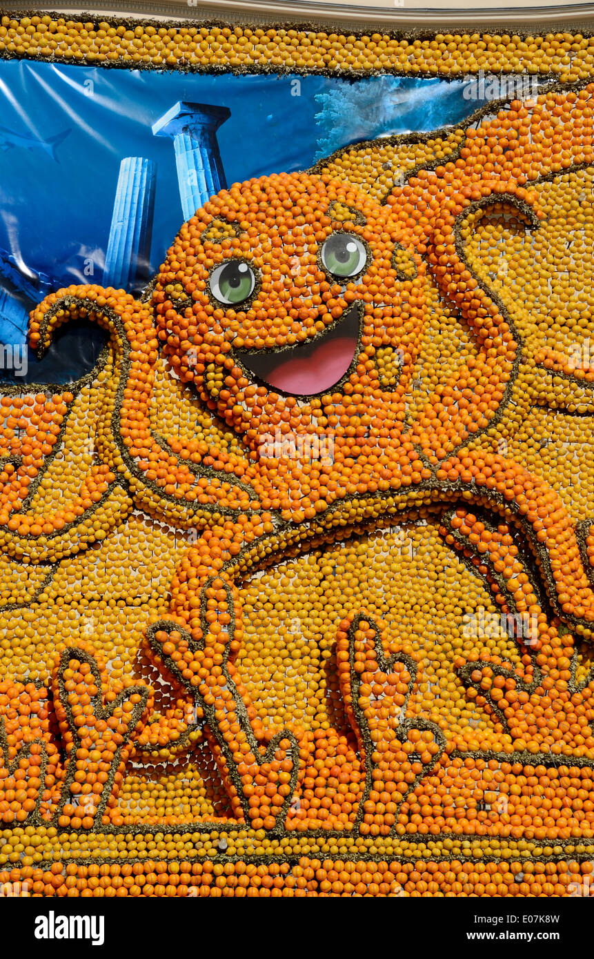 Lächelnd fröhlich & glücklich Riesenkraken Skulptur von Orangen im jährlichen Zitrone Festival Menton France gemacht Stockfoto