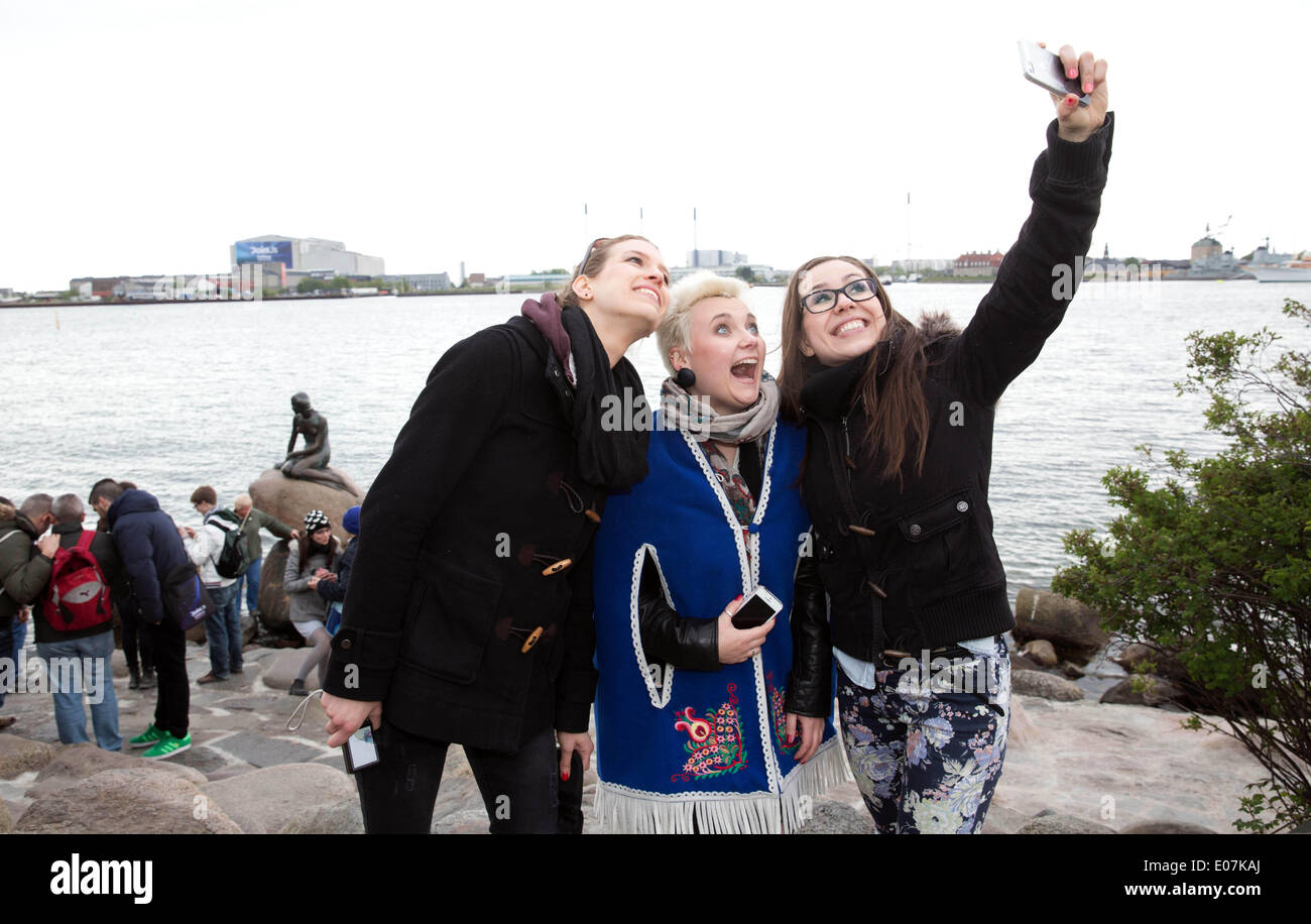 Band-Elaiza aus Deutschland stellt mit der kleinen Meerjungfrau auf einen Citytrip vor dem Eurovision Song Contest 2014 in Kopenhagen, Dänemark, 5. Mai 2014. Das Finale der 59. Eurovision Song Contest (ESC) findet am 10. Mai 2014 statt. Foto: Jörg CARSTENSEN/dpa Stockfoto
