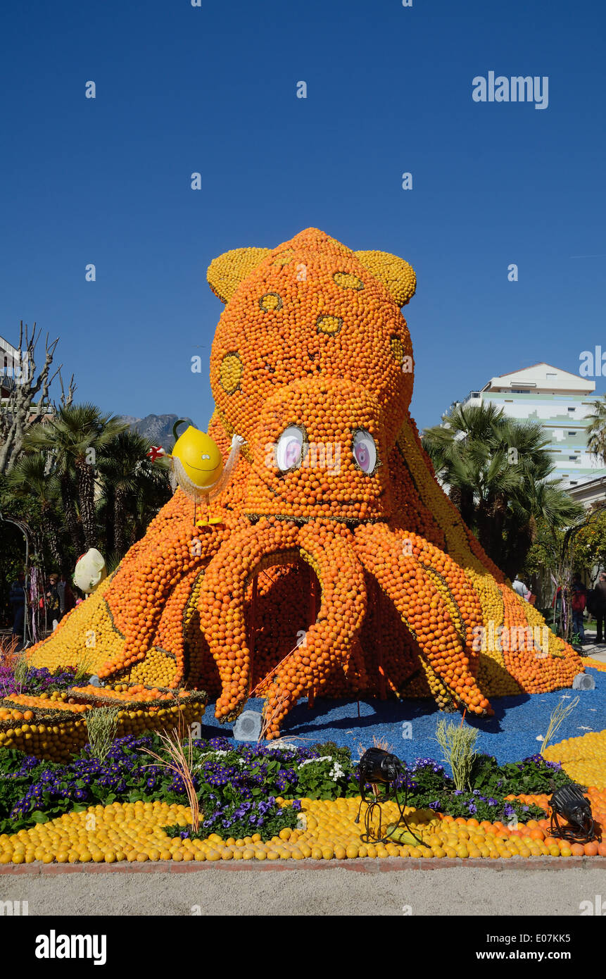 Riesenkraken Skulptur aus Orangen & Zitronen eine Frucht-Skulptur an der jährlichen Zitrone Festival Menton France Stockfoto