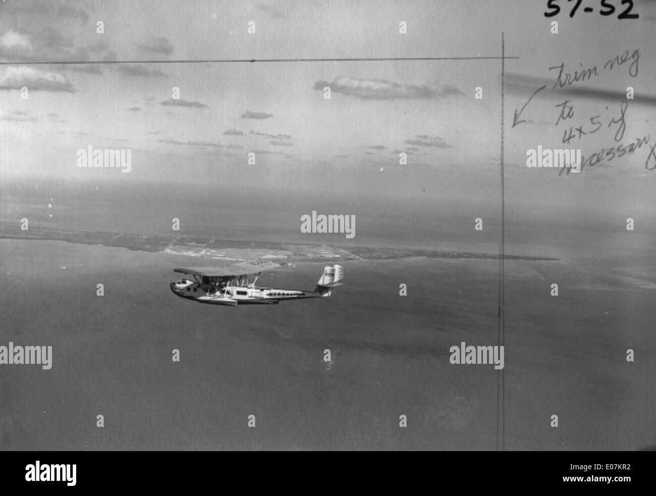 Dieser Titel bezieht sich auf eine Sammlung von Bildern oder Dokumenten, die zu historischen oder archivierten Zwecken in eine Datenbank hochgeladen werden. Diese Materialien können verschiedene Formen von Medien umfassen, die die Geschichte der Luftfahrt oder andere relevante Themen dokumentieren. Stockfoto