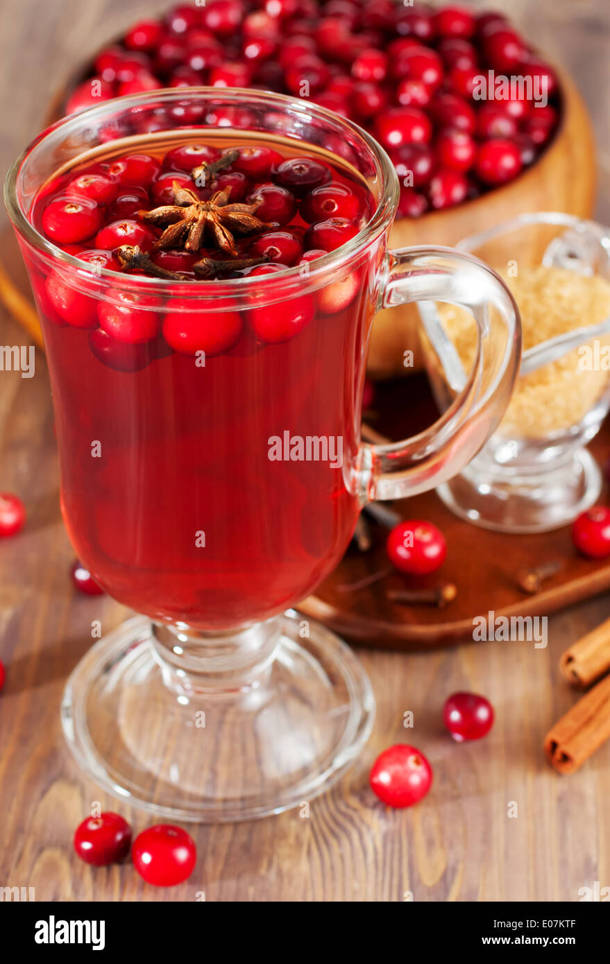 Glühwein mit Beeren Stockfoto