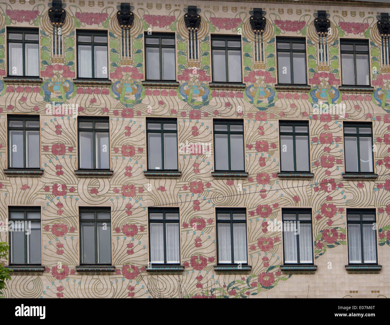 Fassade des Hauses in Wien in der Nähe der Naschmarkt mit aufwendigen ornamentalen Blumenmustern verziert Stockfoto