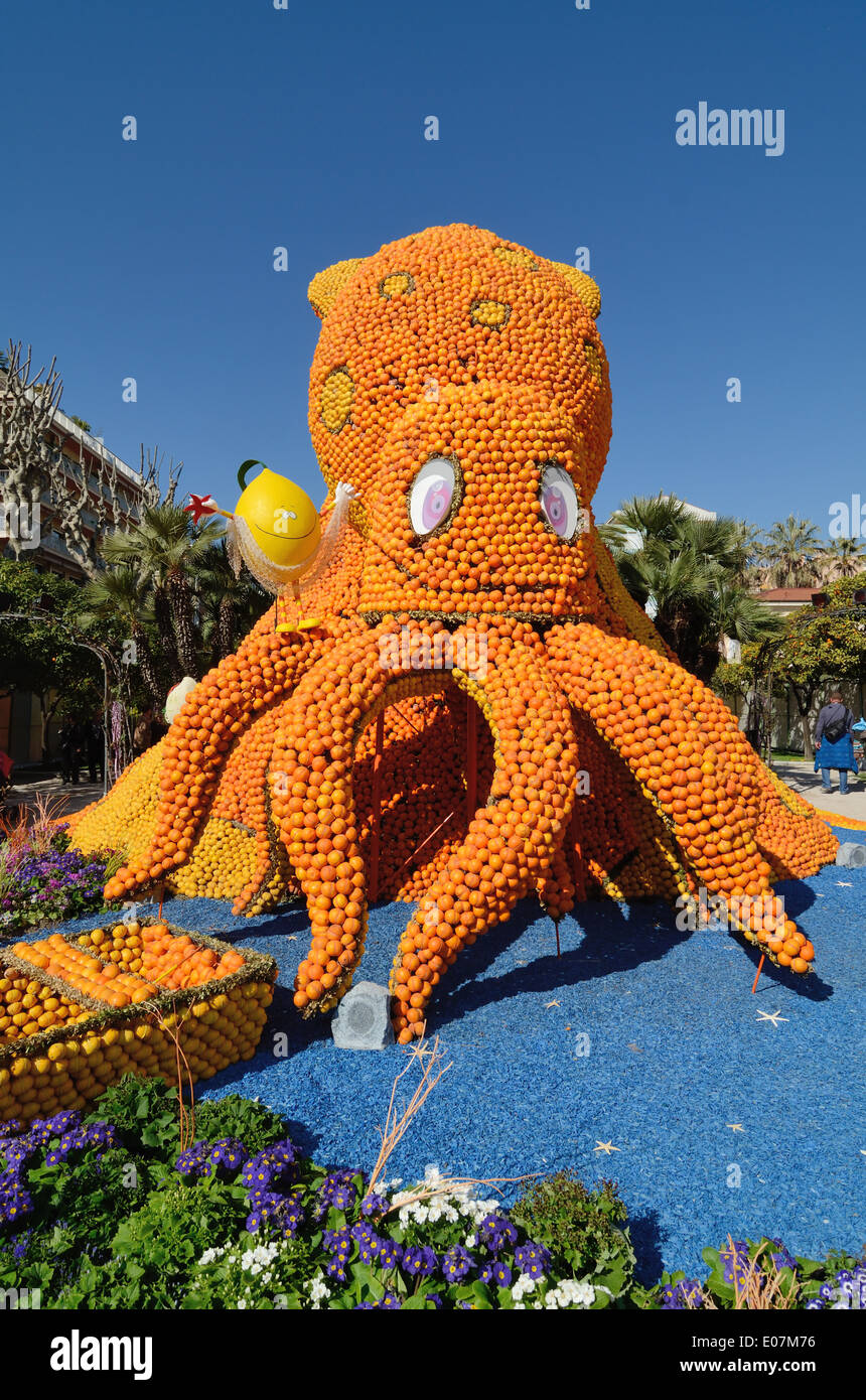 Giant Octopus oder Giant Squid Skulptur aus Orangen an der jährlichen Lemon Festival oder Fête du Citron Nice Alpes-Maritimes Frankreich Stockfoto