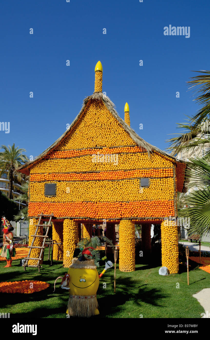 Papua-Neu-Guinea Haus Modell gemacht von Orangen an das Zitronenfest oder Fête du Citron Menton Alpes-Maritimes Frankreich Stockfoto