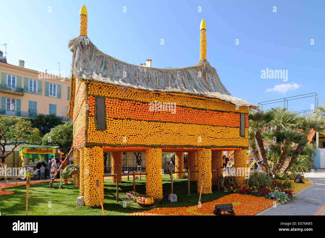 Fantasy-Haus aus Papua Neu Guinea, gebaut von Orangen an die jährliche Zitronenfest Menton Alpes-Maritimes Frankreich Stockfoto
