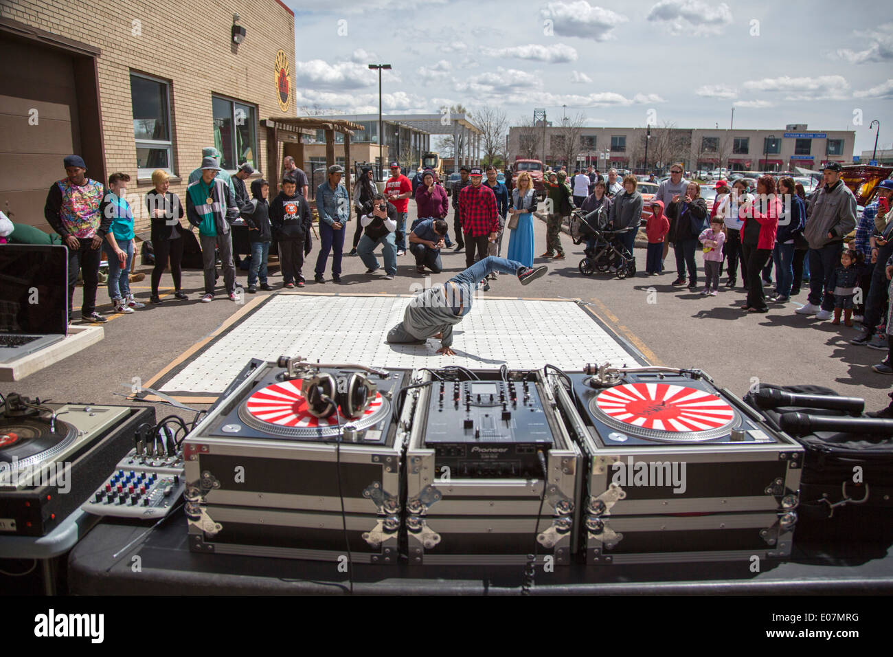 Detroit, Michigan - eine Breakdance-Demonstration an den Segen von den Lowridern. Stockfoto